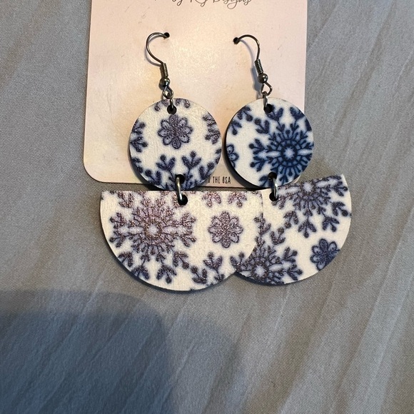 New Laser Cut Wood Earrings - Picture 1 of 3